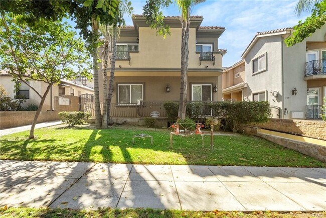 Building Photo - 732 E Palm Ave