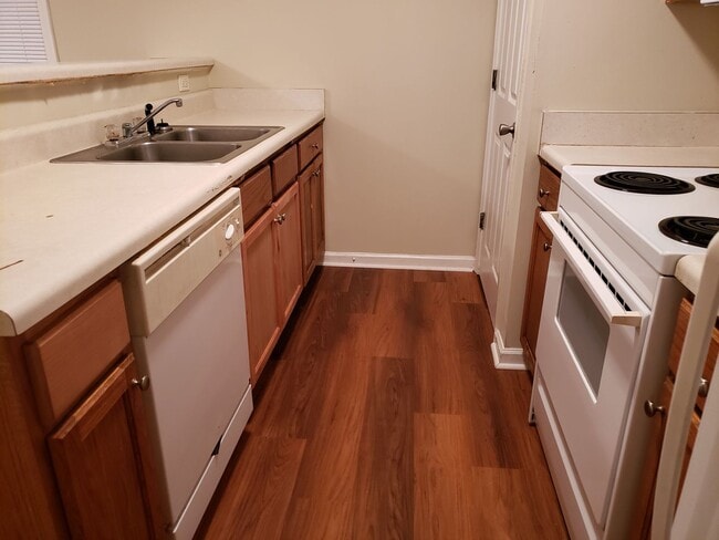 Building Photo - Cul-de-sac home ready to move in!