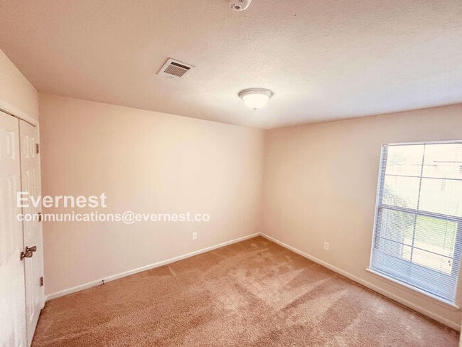 Building Photo - Beautiful 3-Bedroom Home with Modern Ameni...