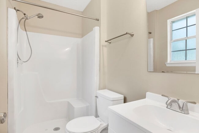 Building Photo - 4 Bed Home with Large Yard