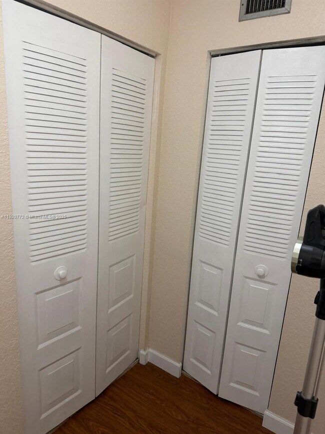 Building Photo - 410 SE 2nd St