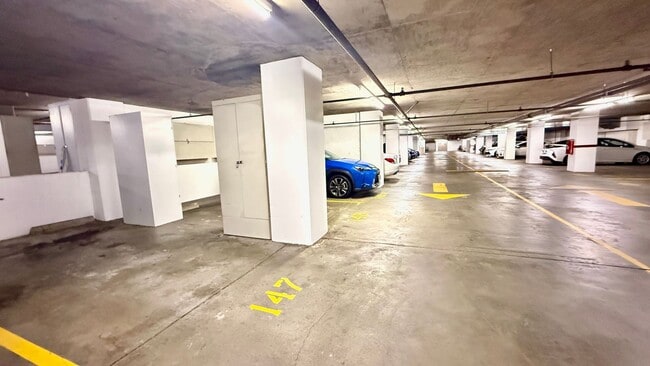 Building Photo - Comfortable Studio Living with Balcony, Parking & Storage at Daniel Burnham Court