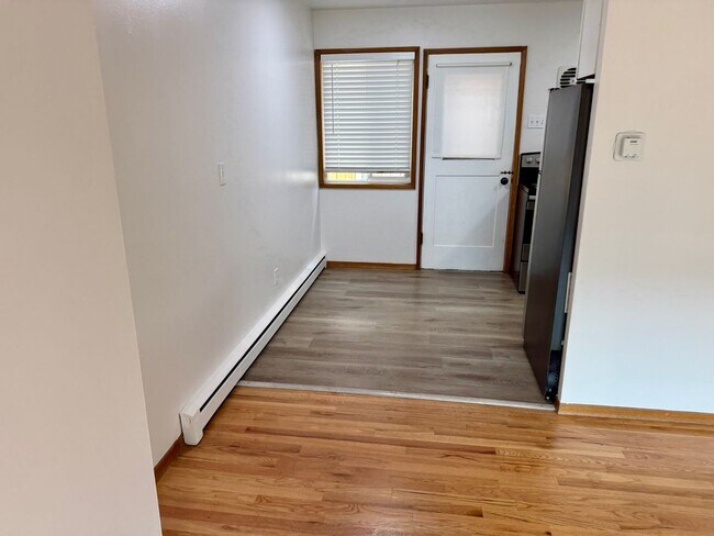 Building Photo - Cool Reed College One Bedroom