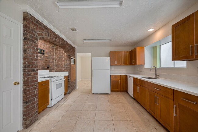 Building Photo - 21319 Park Mill Ln