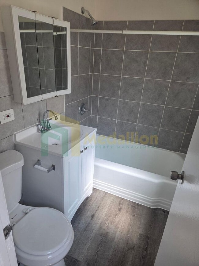 Building Photo - Charming 4BR Home with Spacious Layout, Mo...