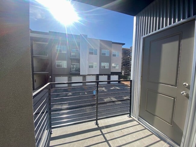 Building Photo - SPACIOUS APARTMENT FOR RENT!