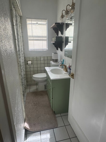 Building Photo - 1350 N Fairview Ave