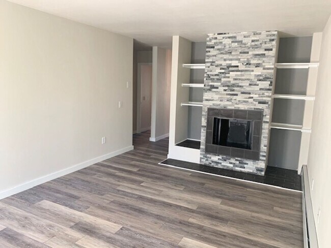 Building Photo - Inviting 2BR Gem with Balcony Views in For...
