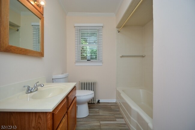 Building Photo - 62 Oakwood Ave