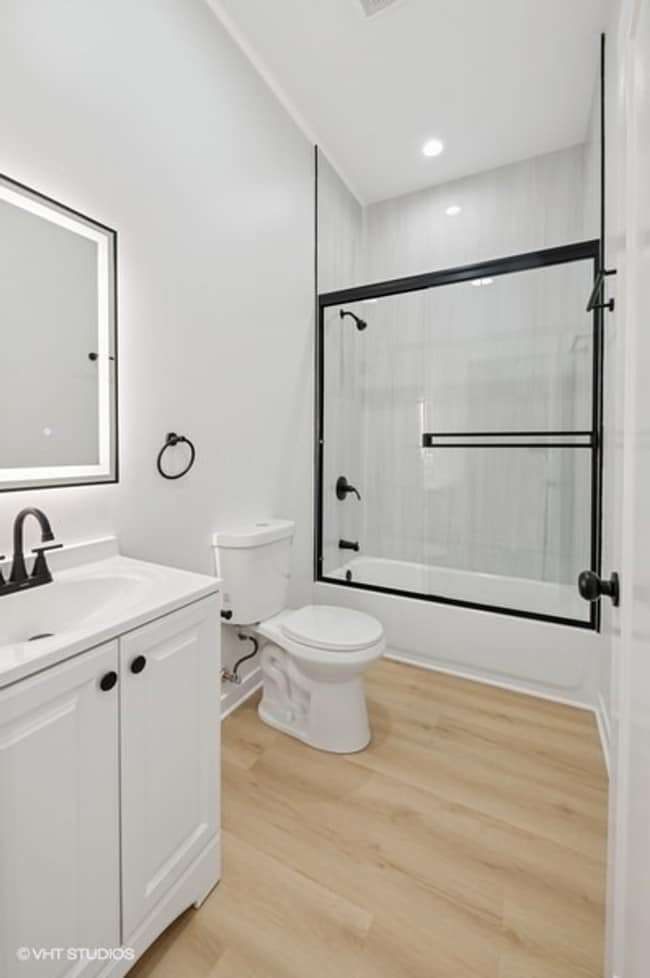 Building Photo - Stunning 3b2b Apartment in Humboldt Park