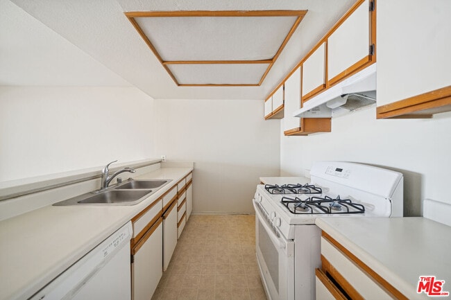 Building Photo - 1519 N Martel Ave