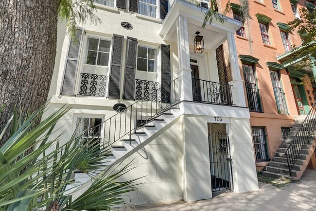 Building Photo - 705 Barnard St