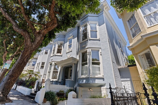 Building Photo - 2 Bed, 2 Bath Victorian Style Condo with M...