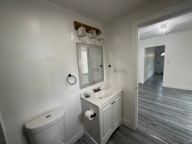 Building Photo - 1822 E Pacific Ave