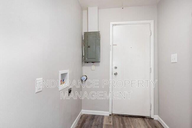 Building Photo - 4612 W Hillcrest Ave