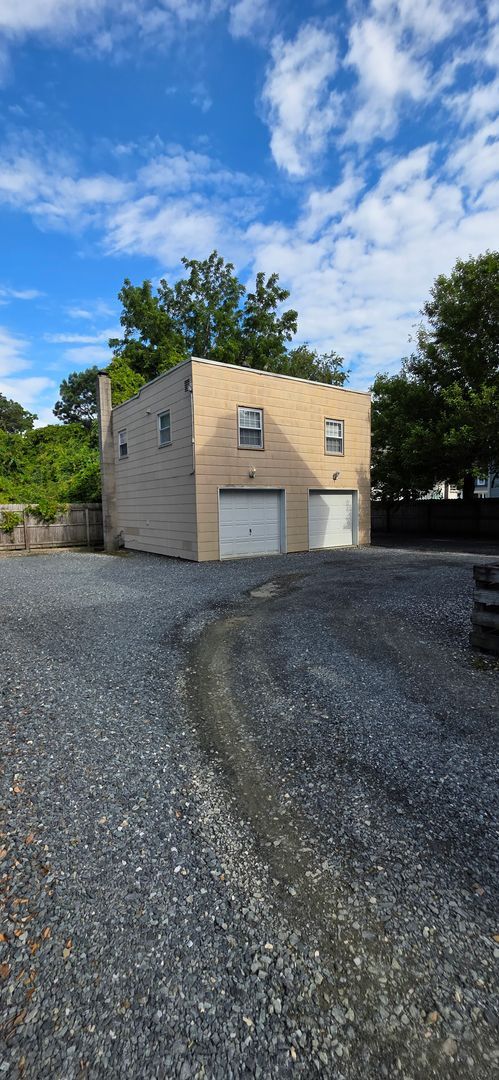 Building Photo - Detached Garage Appt. on  Beautiful Camden Ave.