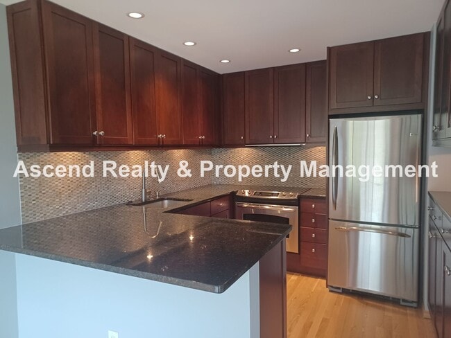 Building Photo - Stunning Views! 2 Level Condo Minutes to Downtown & PSU Incl Water/Sewer/Garbage & Parking