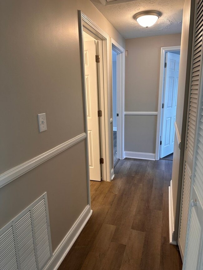 Building Photo - Renovated 5BR/2BA Bi-Level Home with Oversized 2 Car Garage For Rent!