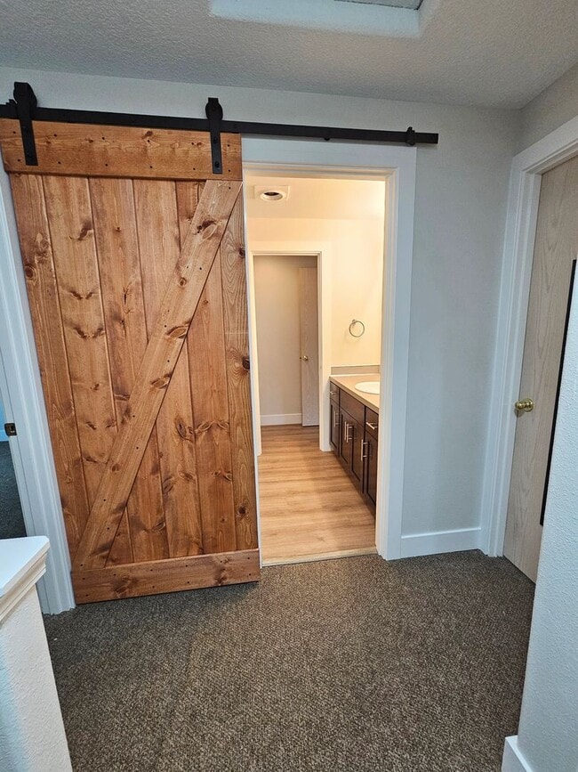 Building Photo - Large Updated 2 Bed, 1.5 Bath Townhouse w/ Washer & Dryer + Off-street Parking