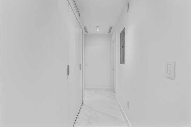 Building Photo - 700 NE 24th St