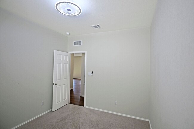 Building Photo - 963 Steeplebush