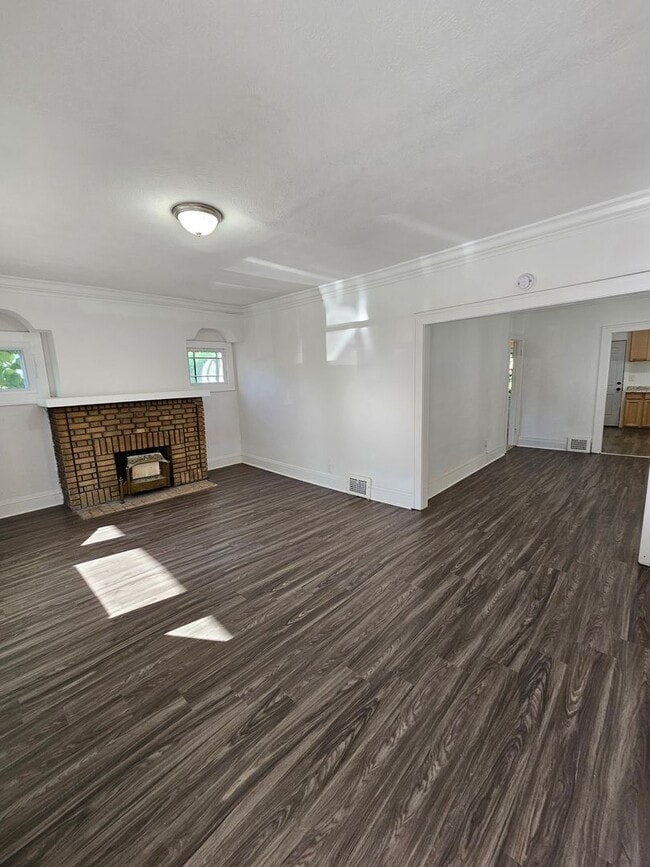 Building Photo - Newly Updated 2 Bedroom Unit