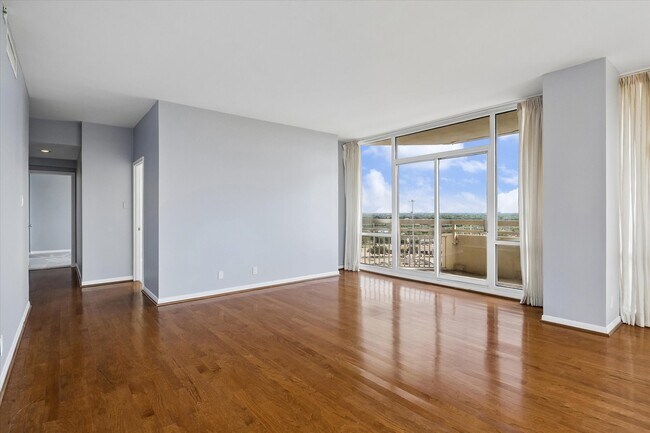 Building Photo - 15 Greenway Plz