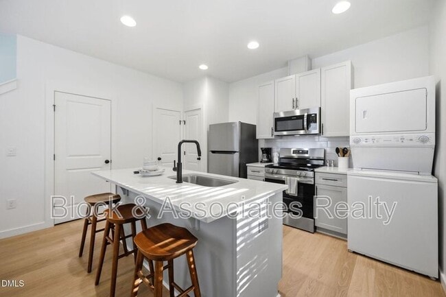 Building Photo - 2813 Wilcox Pl