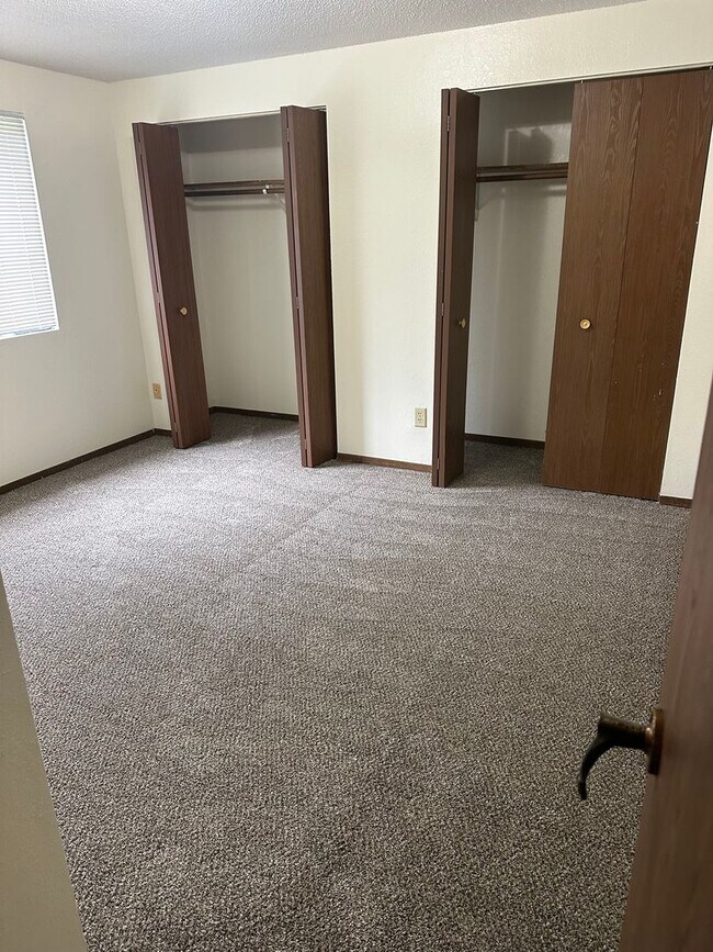 Building Photo - 2 BR 1BA Walkout Patio Garage Included
