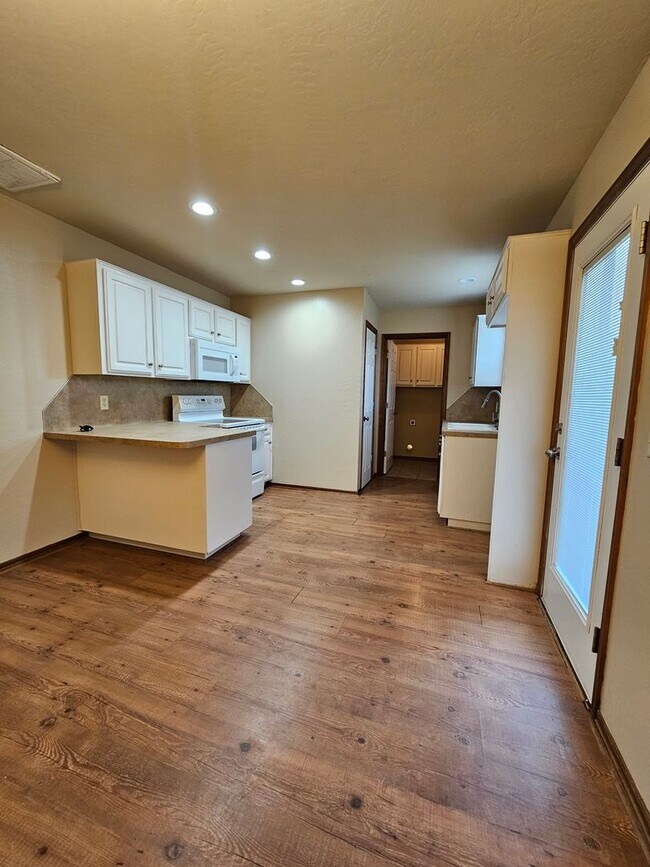 Building Photo - (4) Bed/(2) Bath in Moore w/ Shelter Avail NOW! Pets Negotiable!