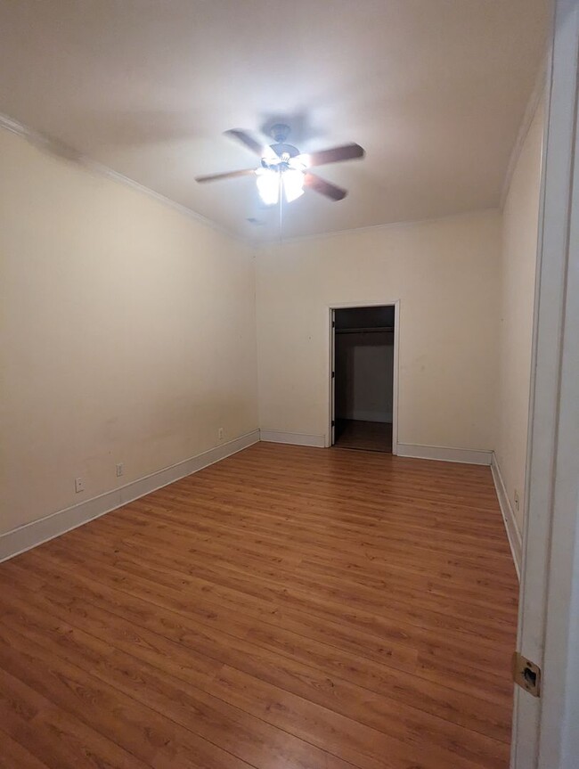Building Photo - Huge Two+ Bedroom/Two Full Bath Apartment ...