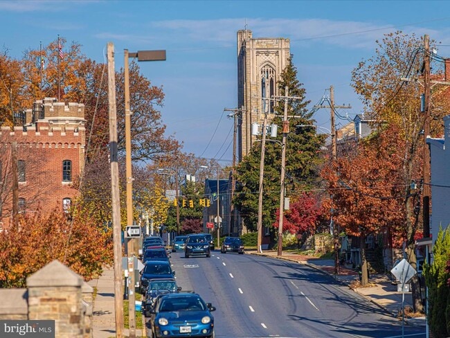 Building Photo - 210 E 2nd St