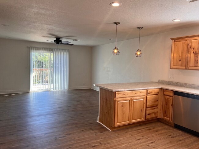 Building Photo - 3 Bedroom Home With Large Backyard on West Side