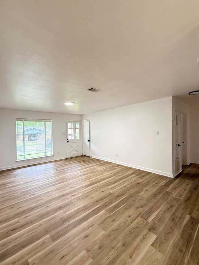 Building Photo - Beautiful House for Rent in the Bryant area!