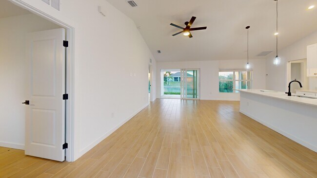 Building Photo - 2028 NE 6th Ave