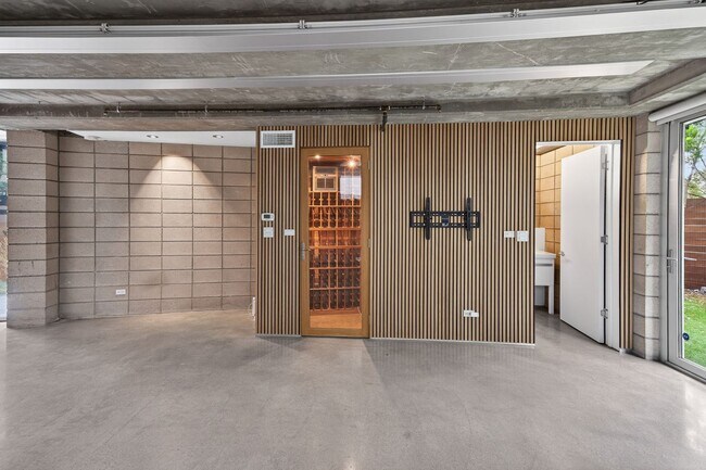 Building Photo - Discover this striking 3 bedroom apartment for rent in Venice, offering 4 bathrooms, contemporary...