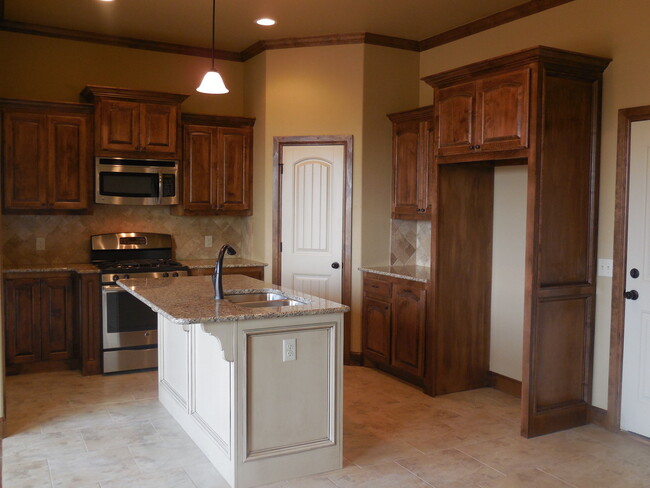 Building Photo - Two Bedroom, Two Bathroom w Study Home  in...