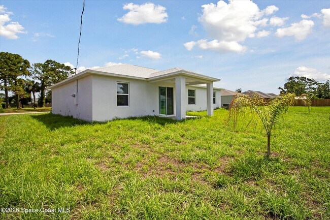 Building Photo - 918 Algardi St SE