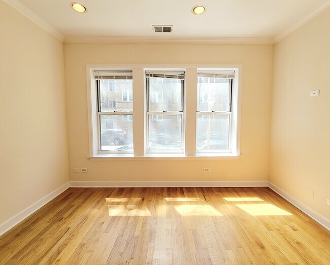 Building Photo - 2856 W Rosemont Ave
