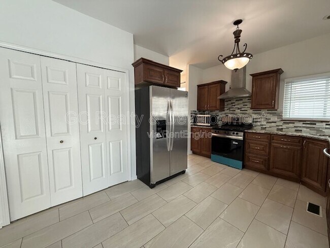 Building Photo - 885 Chelsea Ct