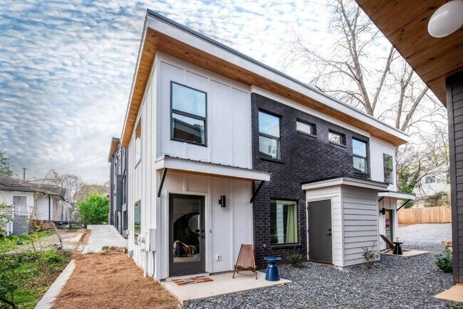 Building Photo - 542 Boulevard NE