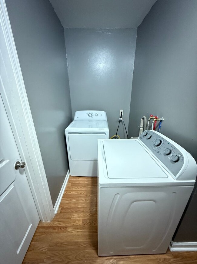 Building Photo - Single-Family Home Close to Henry Ford Hos...