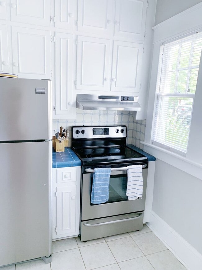 Building Photo - Beautiful 2 Bedroom home one block from ECU!