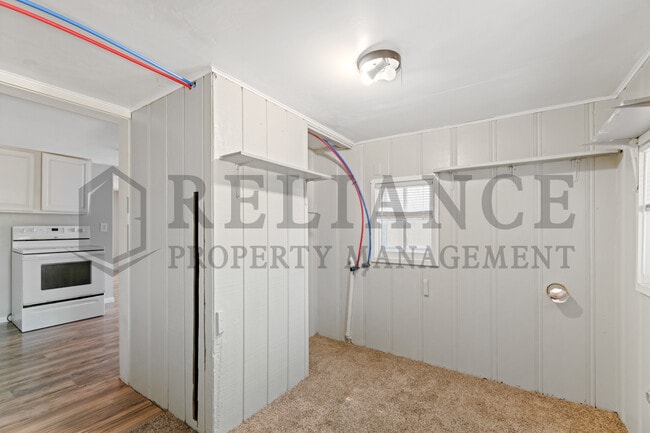 Building Photo - 617 N Clara St