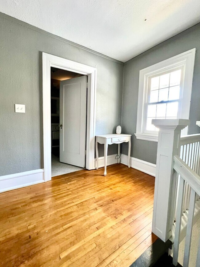 Building Photo - AVAILABLE JUNE - Charming 4 Bed 1.5 Bath Home