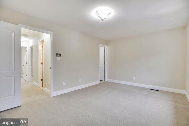 Building Photo - 2050 Forest Hill Ln