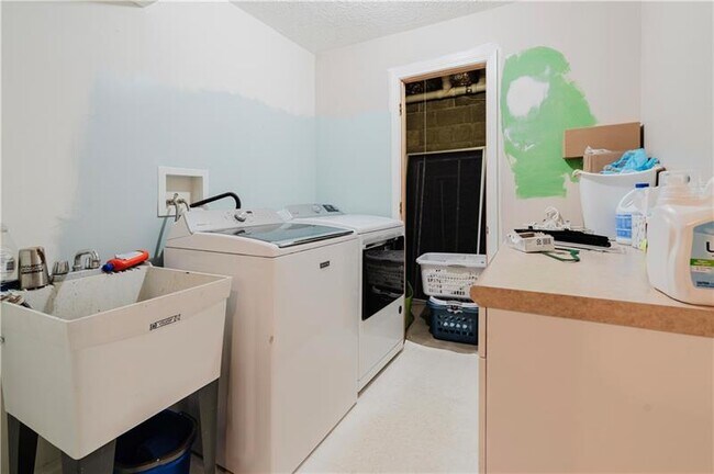 Building Photo - 446 Anna Marie Dr