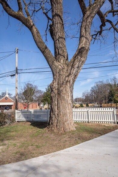 Building Photo - 1417 22nd Ave N