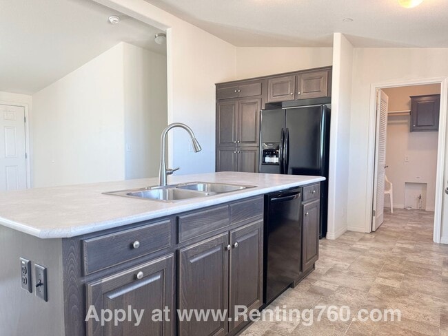 Building Photo - Huge 4 Bedroom Home!!