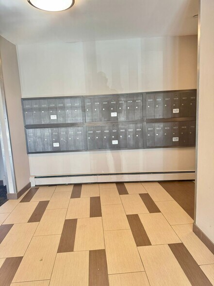 Building Photo - 32 Whites Ave